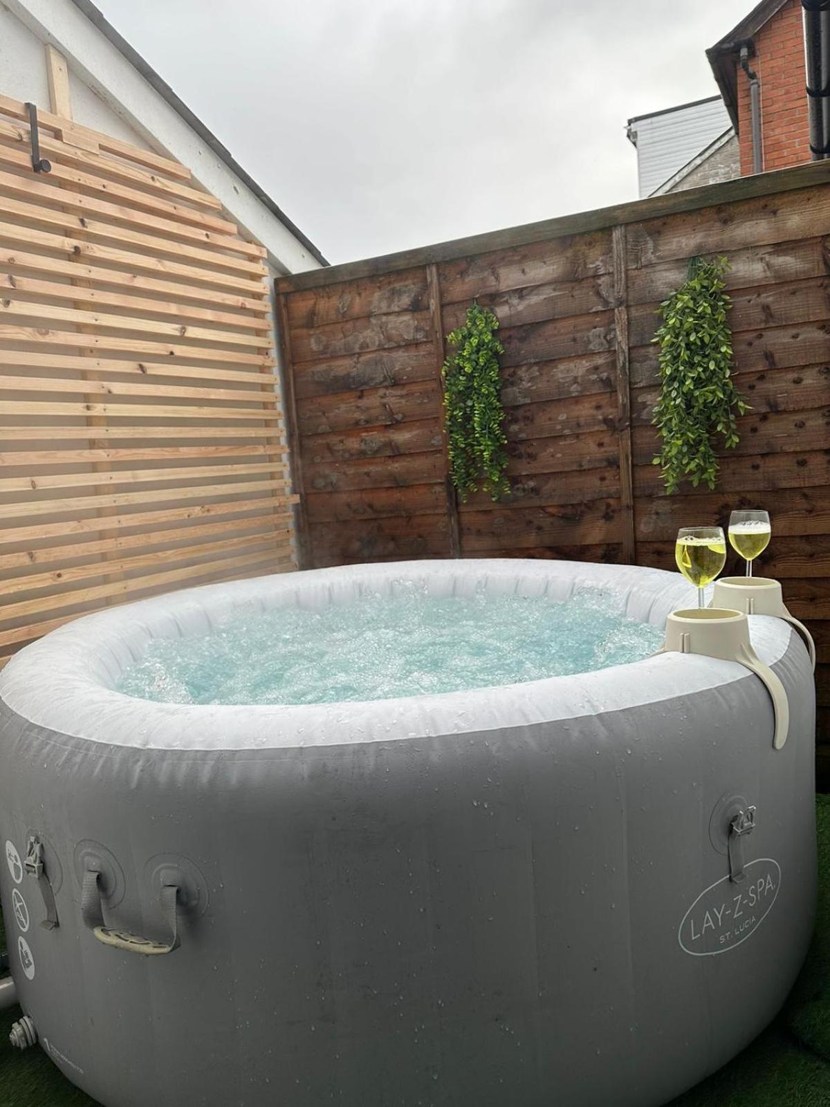 2 Bedroom Flat With Hot Tub Cardiff Kültér fotó