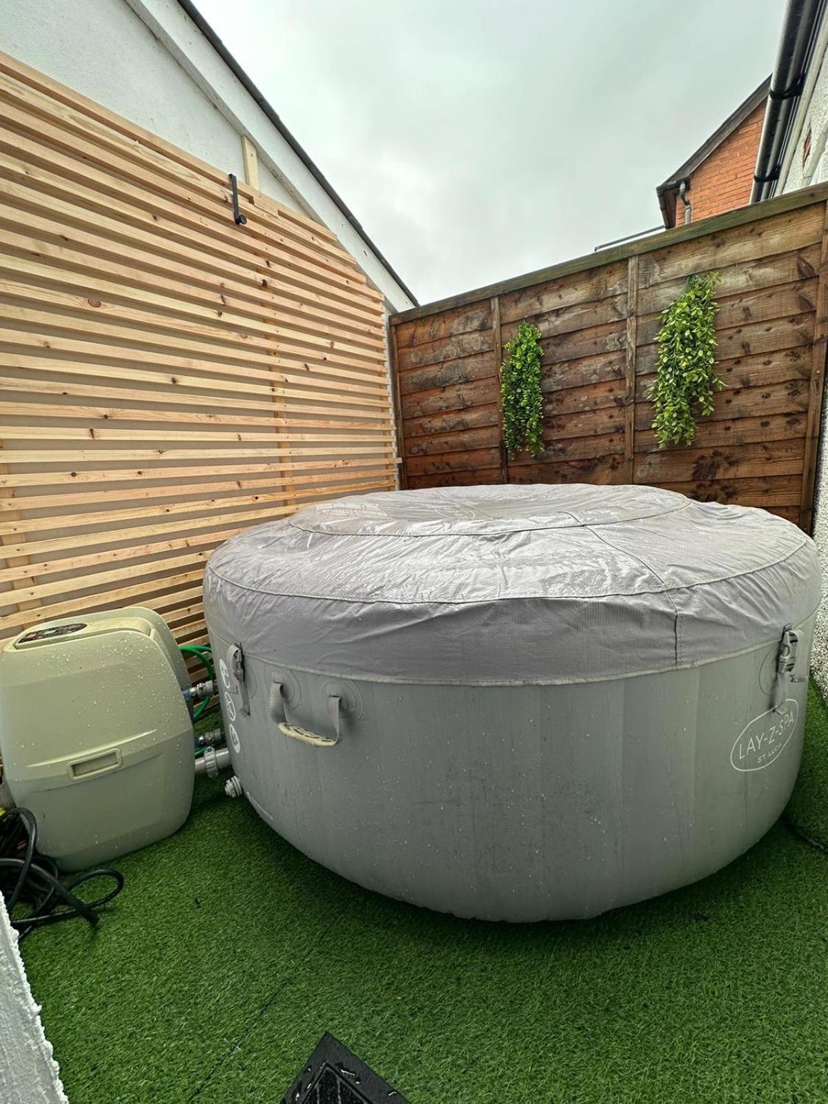 2 Bedroom Flat With Hot Tub Cardiff Kültér fotó