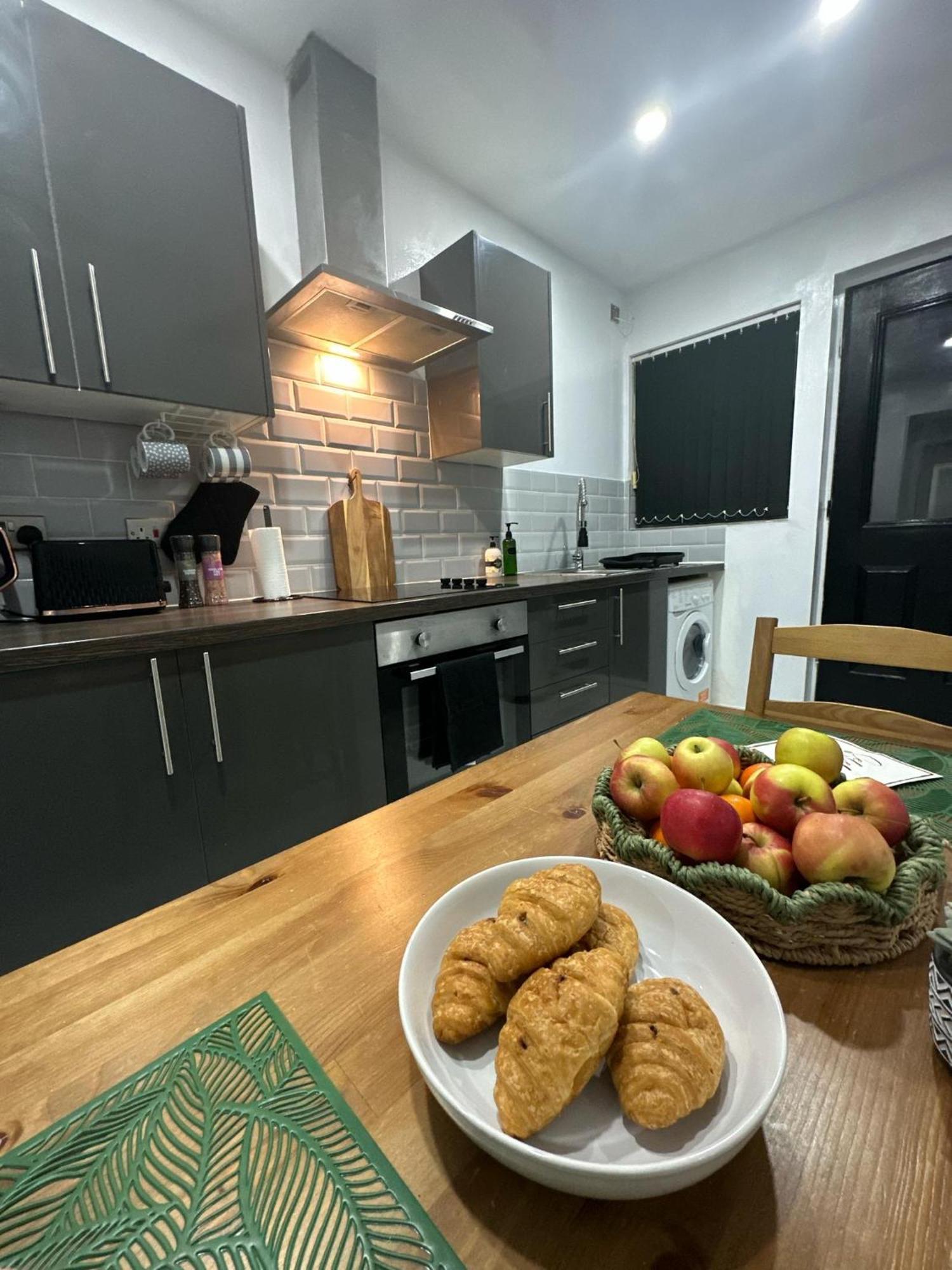 2 Bedroom Flat With Hot Tub Cardiff Kültér fotó