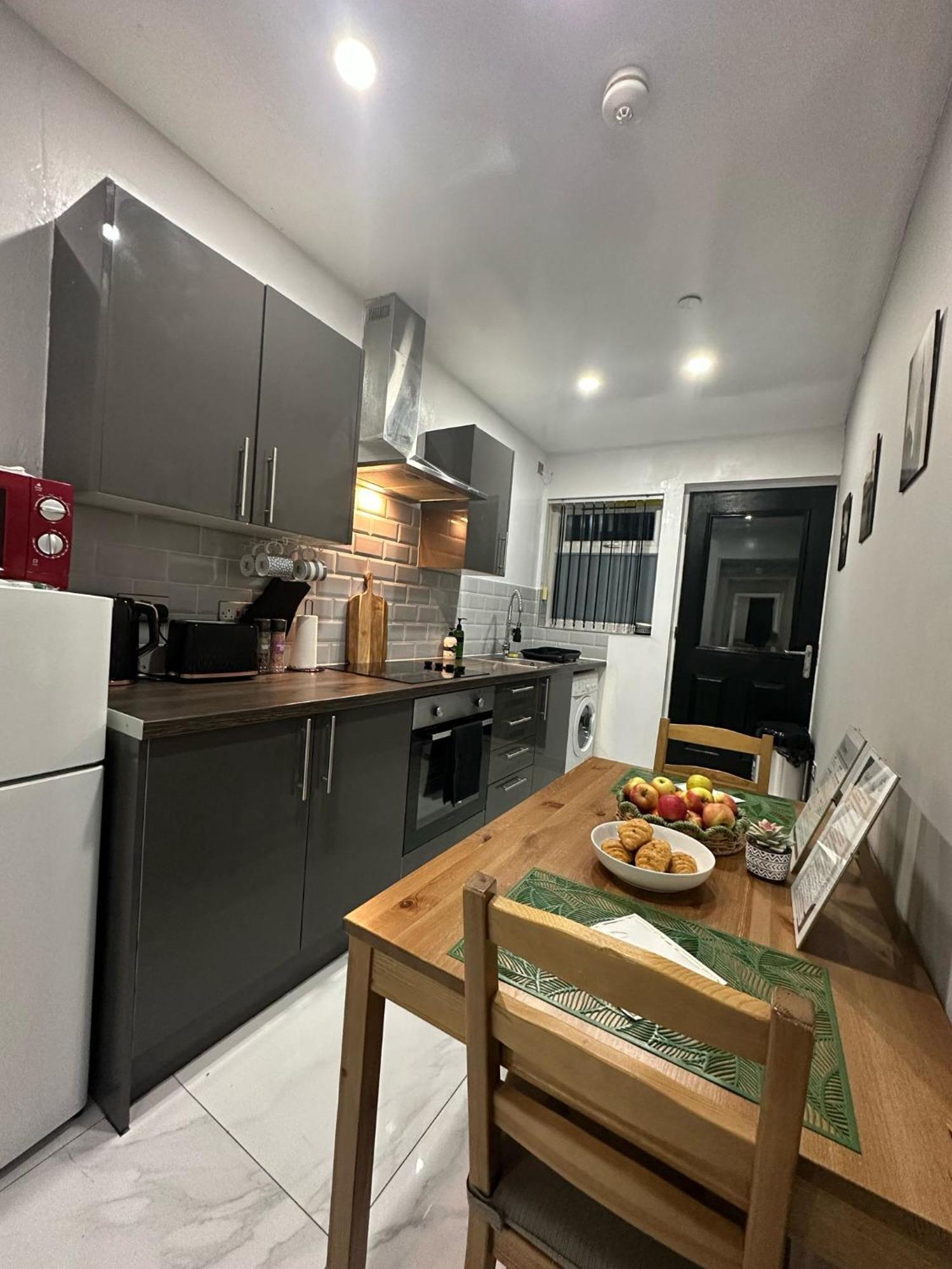 2 Bedroom Flat With Hot Tub Cardiff Kültér fotó