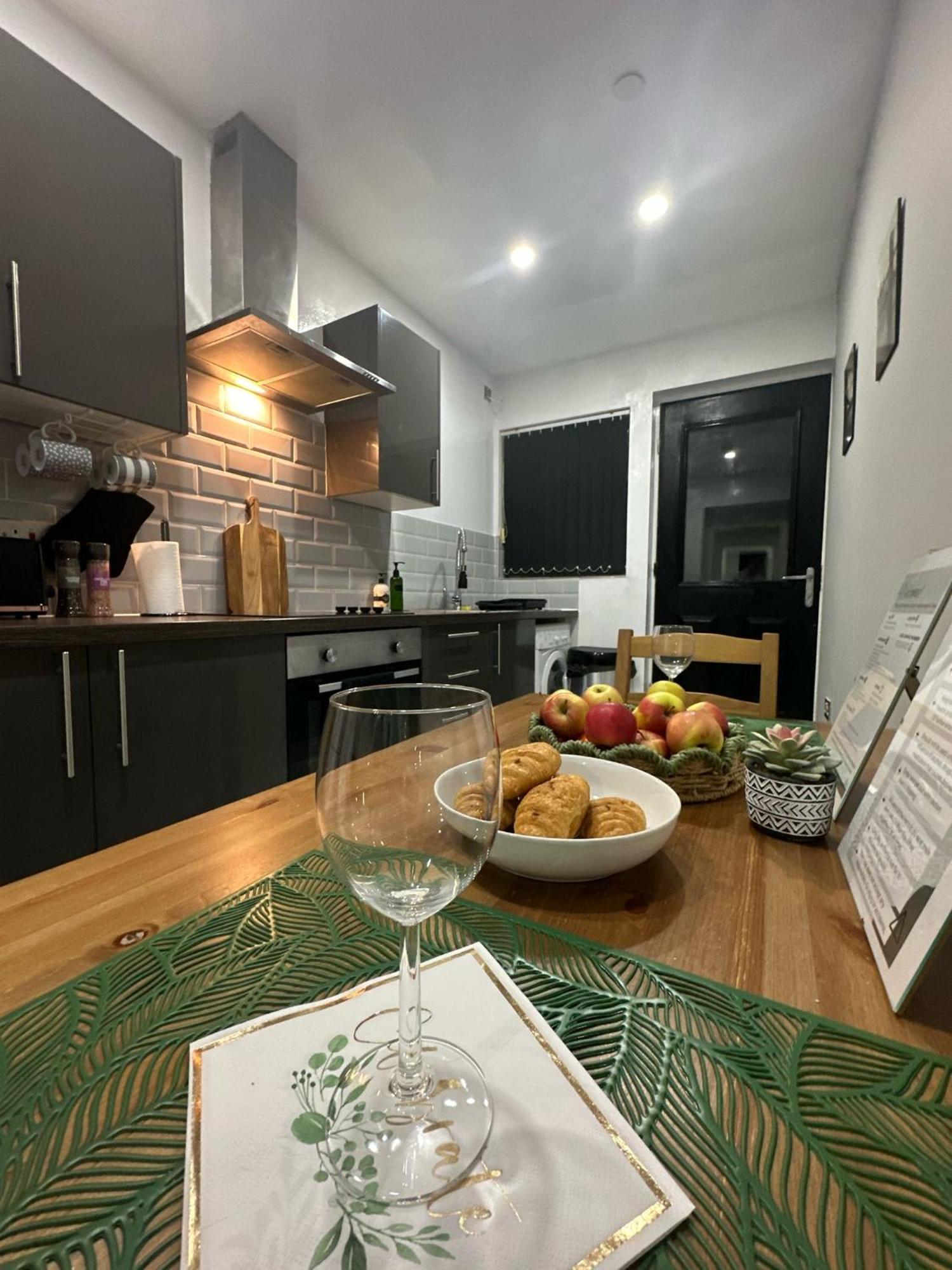 2 Bedroom Flat With Hot Tub Cardiff Kültér fotó