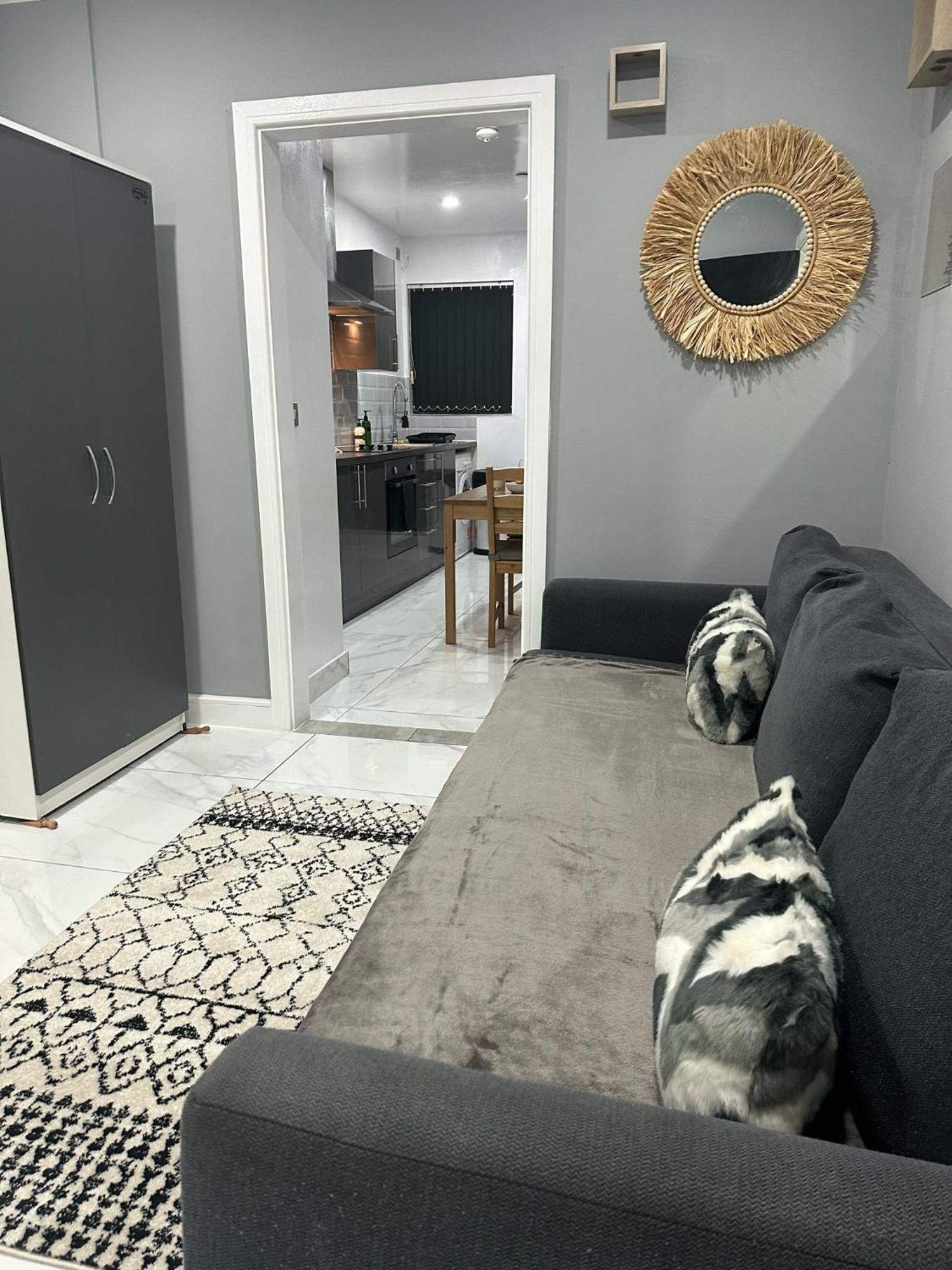 2 Bedroom Flat With Hot Tub Cardiff Kültér fotó